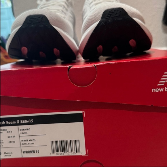 New Balance 880 all white Sneakers womens sz 5 - Picture 4 of 4